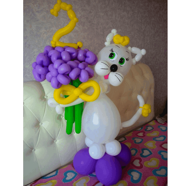 Игривая кошечка с букетом цветов + циферкой