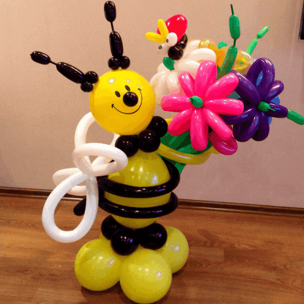 Пчелка с букетом цветов