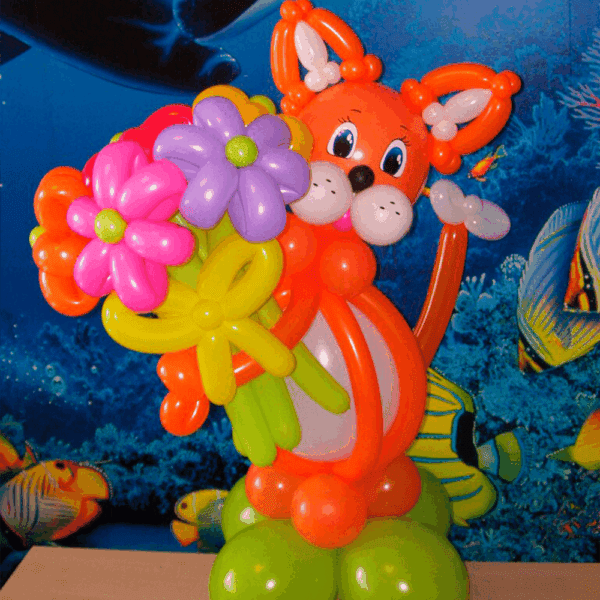 Лесная белочка с подарочным букетом цветов.