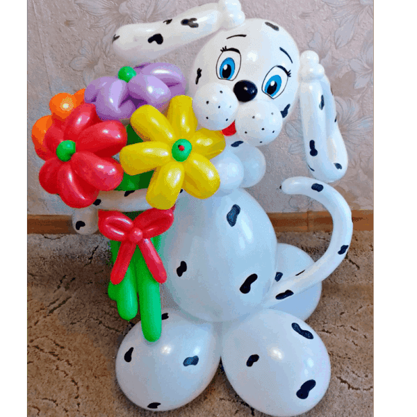 Веселый далматинец с букетом цветов