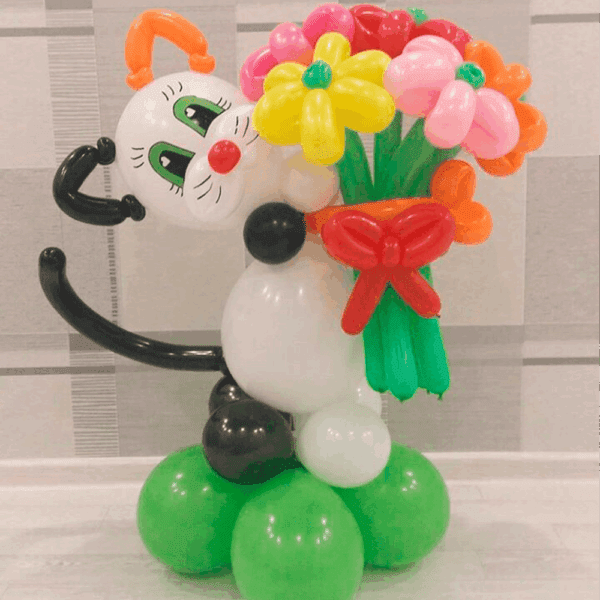 Мрійлива киця з букетом квітів