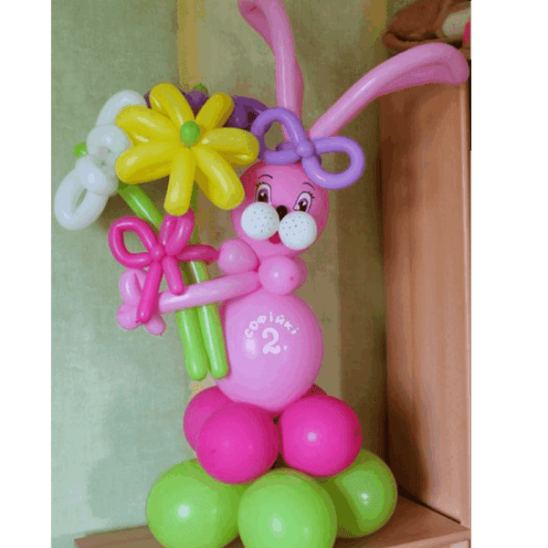 Зайчонок с большим букетом цветов + индивидуальной надписью.