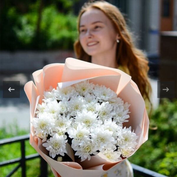 Букет из хризантем "Лепестковые объятия"