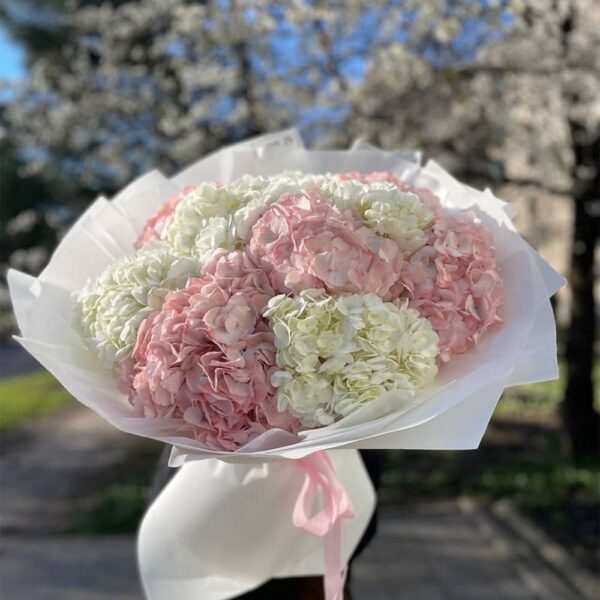 Букет гортензий "Нежность рассвета"