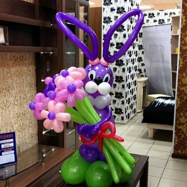 Фігурка зайчика з великим букетом квітів